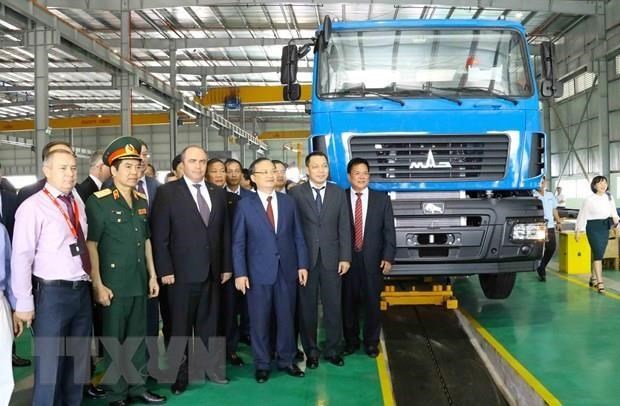 Le vice-PM bielorusse Igor Lyashenko assiste a l’inauguration de l’usine automobile Maz Asia a Hung Yen hinh anh 1