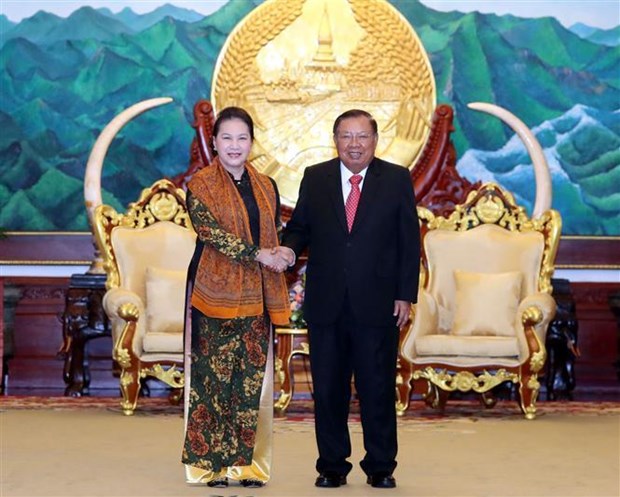 Nguyen Thi Kim Ngan s’entretient avec Bounnhang Vorachith a Vientiane hinh anh 1