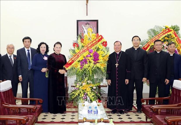 La presidente de l'AN Nguyen Thi Kim Ngan felicite Noel a l'archeveque de Hanoi hinh anh 1