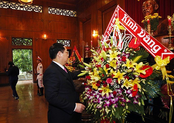 Le vice-Premier ministre Vuong Dinh Hue rend hommage au President Ho Chi Minh hinh anh 1