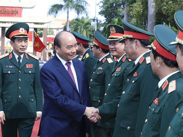 Le PM inspecte la preparation au combat dans la 5e region militaire hinh anh 1