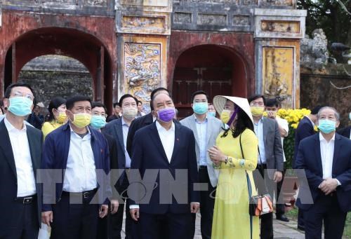Le PM inspecte la lutte contre le nCoV a Thua Thien-Hue hinh anh 1