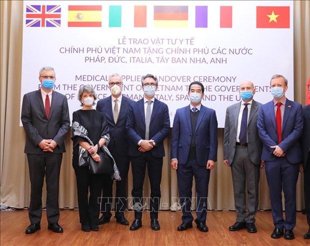 Le Vietnam offre des masques antibacteriens a des pays europeens hinh anh 1