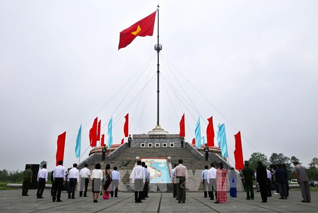 Quang Tri hisse le drapeau de la reunification nationale sur Hien Luong hinh anh 1