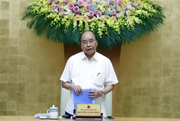Le PM Nguyen Xuan Phuc autorise la reprise des services non essentiels hinh anh 1