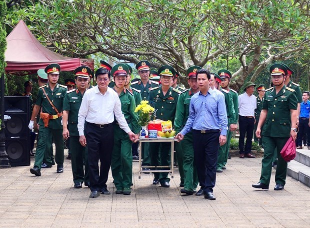 L’ex-president Truong Tan Sang rend hommage a des heros morts pour la Patrie a Ha Giang hinh anh 1