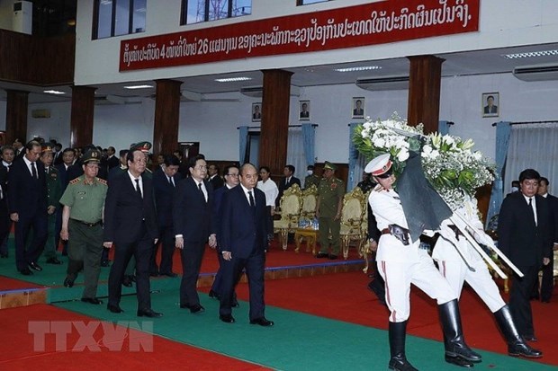 Le PM Nguyen Xuan Phuc assiste aux funerailles nationales de l'ancien Premier ministre lao hinh anh 1