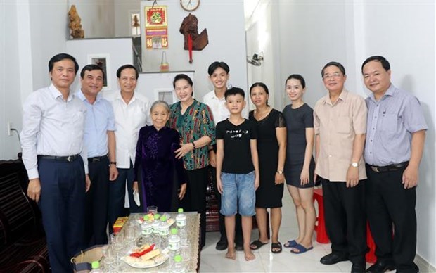 La presidente de l’AN visite des meres vietnamiennes heroiques a Quang Nam et a Da Nang hinh anh 1