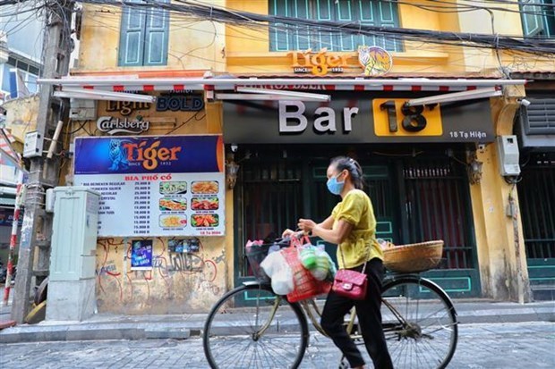 Hanoi ordonne la fermeture de bars, de salles de karaoke et d'etals en bordure de route hinh anh 1