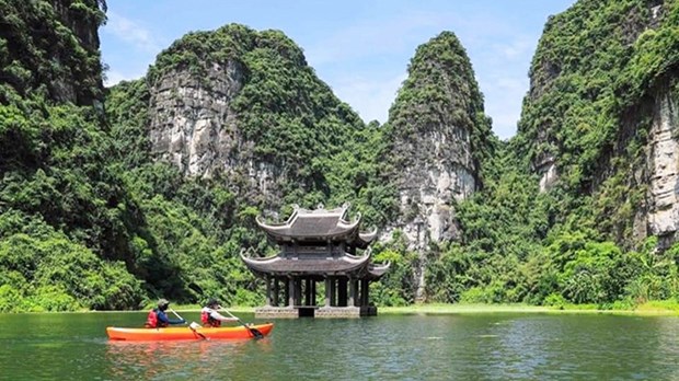 En kayak a Trang An, patrimoine mondial de l’UNESCO hinh anh 1