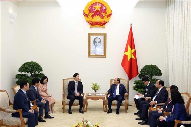 Le PM Nguyen Xuan Phuc recoit le vice-president de Samsung hinh anh 1