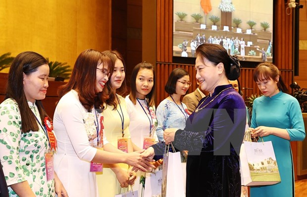 La presidente de l’AN Nguyen Thi Kim Ngan rencontre des enseignants exemplaires de 2020 hinh anh 1
