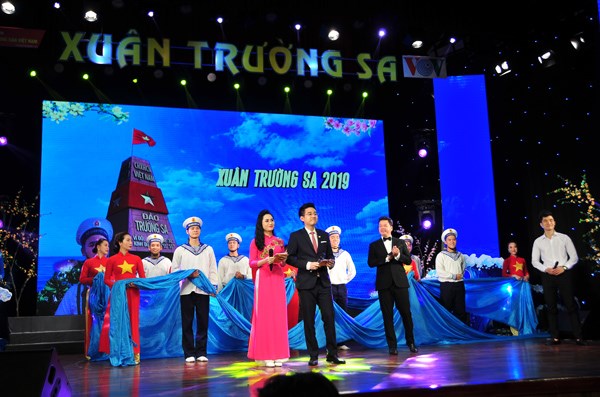 Le programme «Printemps sur l’archipel de Truong Sa» a l’Opera de Hanoi hinh anh 1