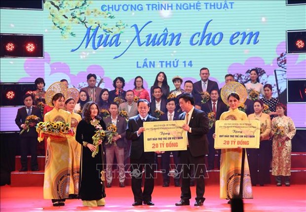 Pres de 149 mlds de dongs collectes au programme artistique «Le printemps pour les enfants» hinh anh 2
