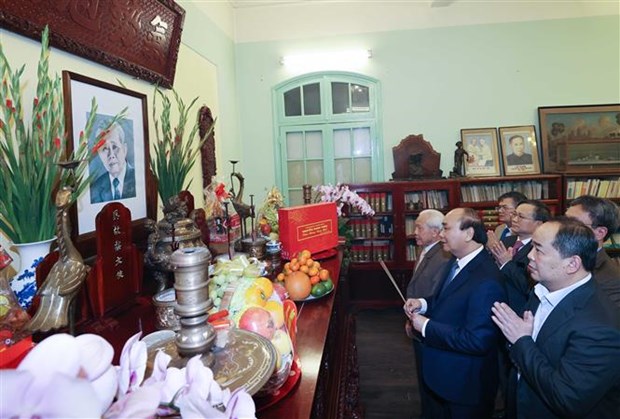 Le PM rend hommage a des defunts dirigeants du Parti et de l’Etat hinh anh 1