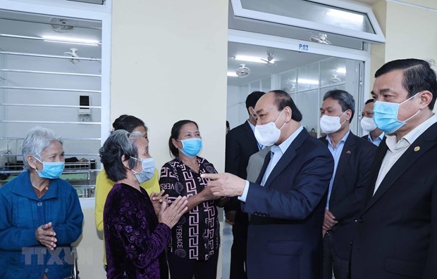 Le PM presente des cadeaux de Tet au centre de patronage social de Quang Nam hinh anh 1