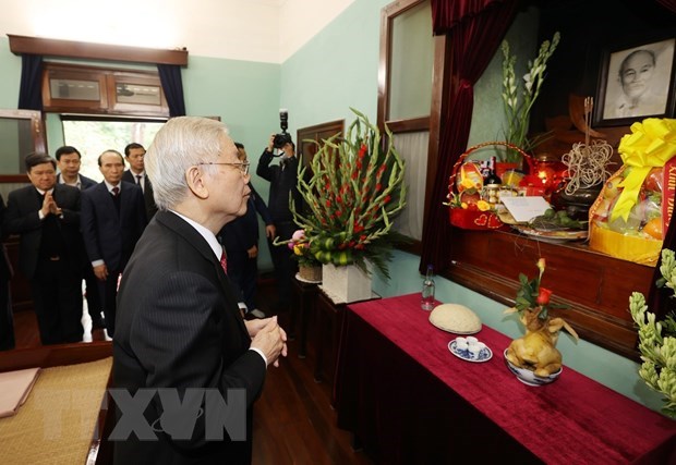 Le SG du Parti et president Nguyen Phu Trong rend hommage au President Ho Chi Minh hinh anh 1