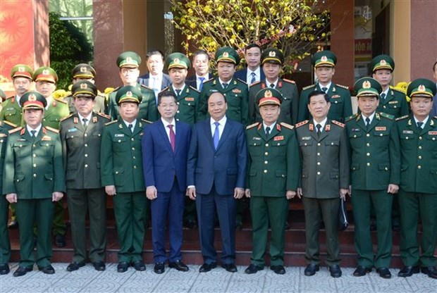 Le chef du gouvernement rend visite aux forces armees a Da Nang hinh anh 1