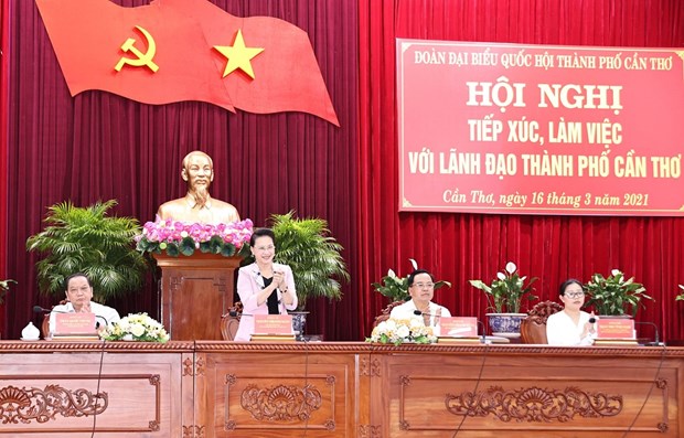 La presidente de l’AN Nguyen Thi Kim Ngan travaille avec les dirigeants de Can Tho hinh anh 1