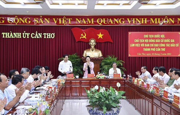La presidente de l’AN Nguyen Thi Kim Ngan travaille avec les dirigeants de Can Tho hinh anh 2