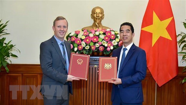 L’ambassade du Vietnam au Royaume-Uni presente un livre sur le marche britannique hinh anh 1