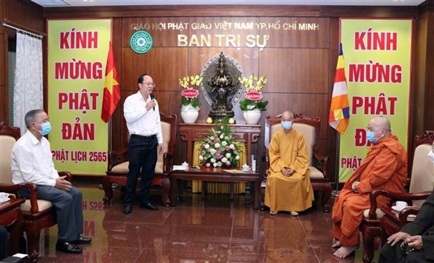 Les autorites de HCM-Ville saluent l'anniversaire de la naissance de Bouddha hinh anh 1