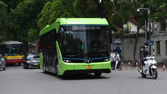 Les bus electriques VinBus fonctionnent a titre d'essai dans la rue a Hanoi hinh anh 1