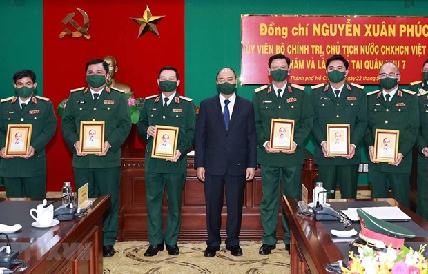 Le president Nguyen Xuan Phuc travaille avec les responsables de la 7e zone militaire hinh anh 1