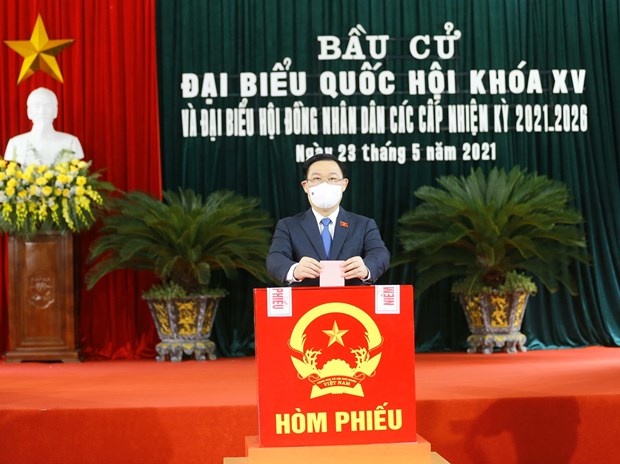 Le president de l’AN Vuong Dinh Hue vote a Hai Phong hinh anh 1