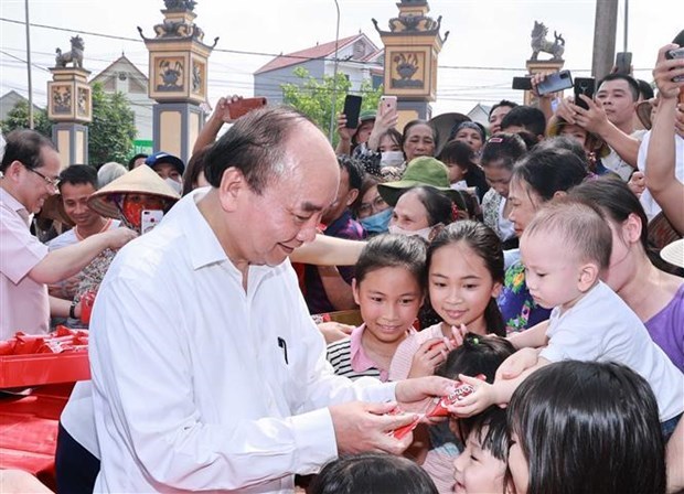 Le president salue les enfants a l'occasion de la Journee internationale de l'enfance hinh anh 1