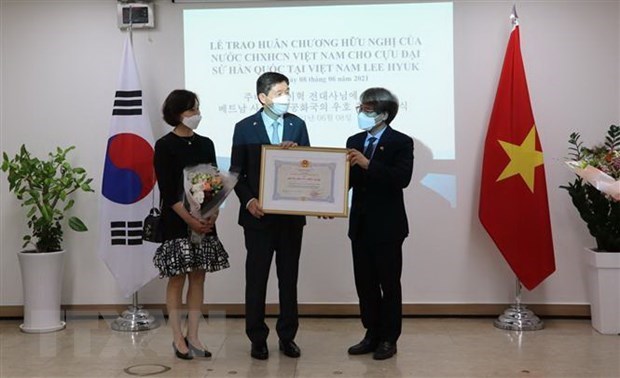 Le Vietnam honore l’ancien ambassadeur sud-coreen Lee Hyuk hinh anh 1