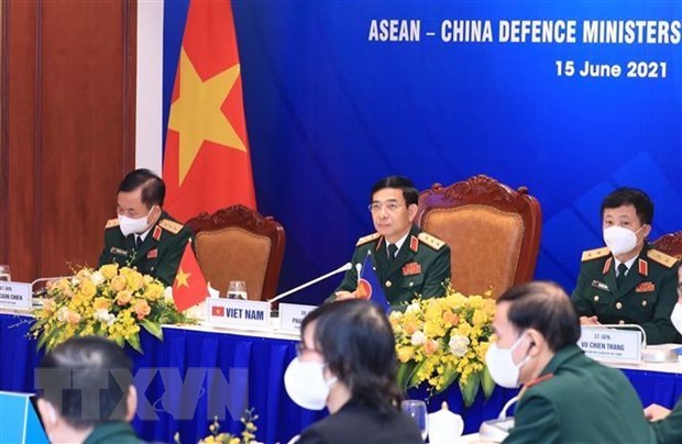 Le Vietnam participe a la reunion informelle des ministres de la Defense ASEAN - Chine hinh anh 1