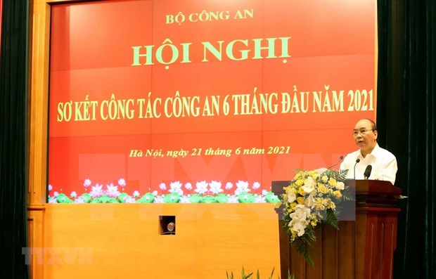 Le president Nguyen Xuan Phuc salue les forces de securite publique hinh anh 1