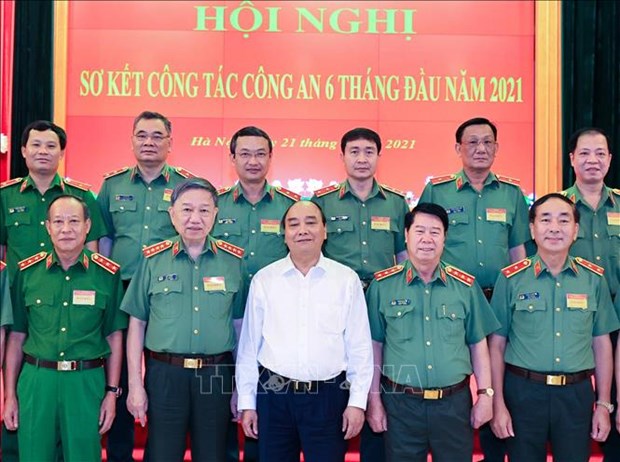 Le president Nguyen Xuan Phuc salue les forces de securite publique hinh anh 2