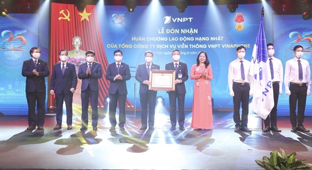 VNPT-VinaPhone obtient l’Ordre du Travail de premiere classe hinh anh 1