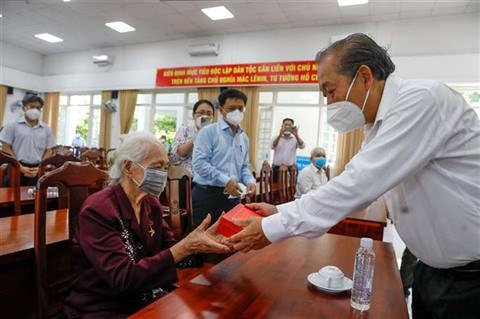 Le vice-PM Truong Hoa Binh visite des meres heroines et contributeurs de la revolution hinh anh 2