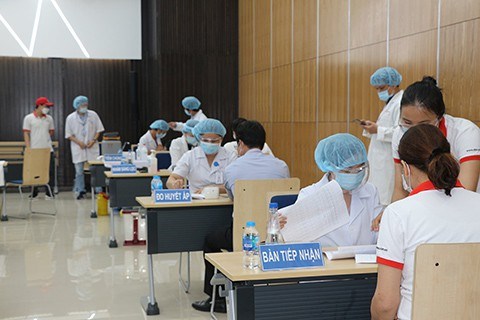 Le Vietnam se dote d’une nouvelle strategie de lutte anticoronavirus hinh anh 2