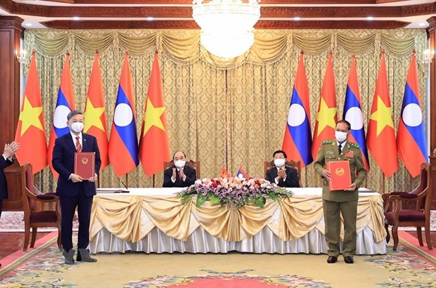 Remise de distinctions honorifiques du Vietnam au ministere de la Securite publique du Laos hinh anh 1