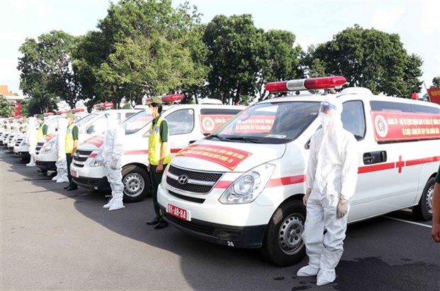 COVID-19 : le ministere de la Defense remet 30 ambulances a Ho Chi Minh-Ville hinh anh 1