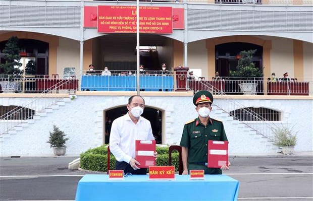 COVID-19 : le ministere de la Defense remet 30 ambulances a Ho Chi Minh-Ville hinh anh 2