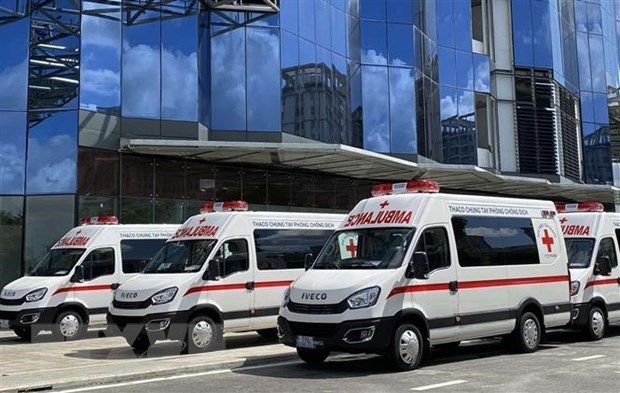 THACO fait don d'ambulances et de camions de vaccination mobiles a Ho Chi Minh-Ville hinh anh 1