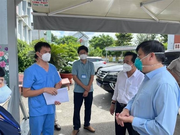 Le PM inspecte les etablissements de traitement des patients de COVID-19 a Binh Duong hinh anh 2