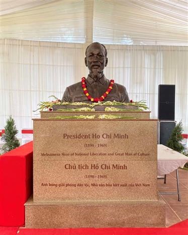 Ceremonie de pose d'un buste du President Ho Chi Minh a New Delhi hinh anh 2