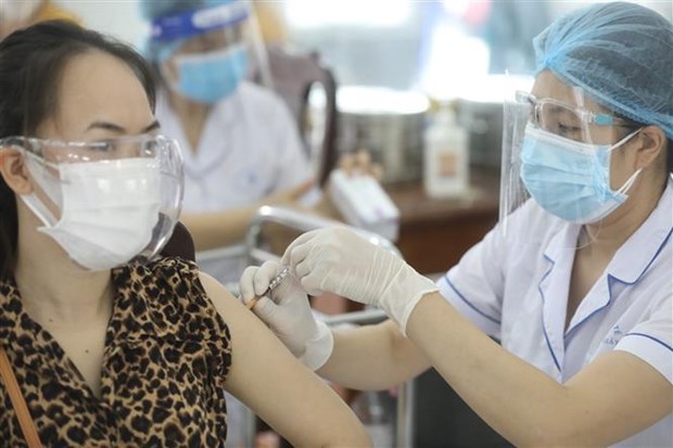 COVID-19 : Acceleration des tests et de la vaccination a Hanoi et Ho Chi Minh-Ville hinh anh 1