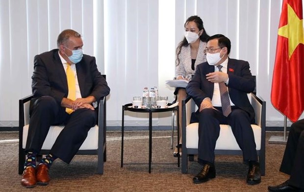 Le president de l’AN Vuong Dinh Hue a recu des representants de grandes entreprises en Europe hinh anh 3