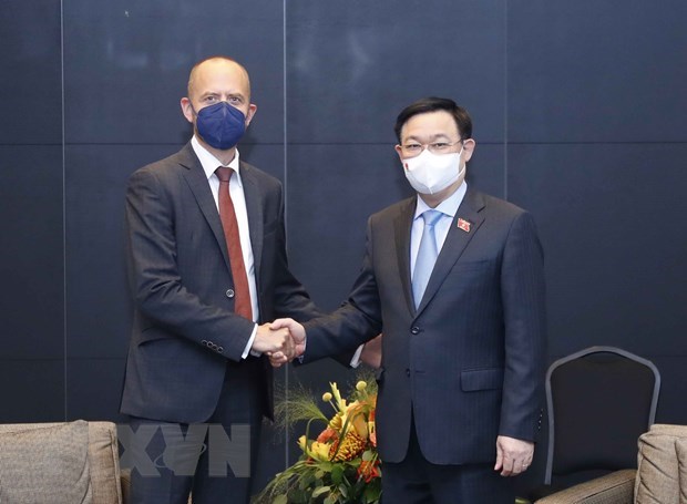 Le president de l’AN Vuong Dinh Hue rencontre les dirigeants de Siemens Energy AG hinh anh 1