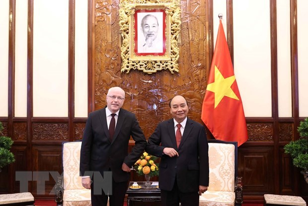 Le president Nguyen Xuan Phuc recoit des ambassadeurs etrangers hinh anh 2