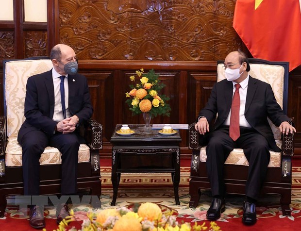 Le president Nguyen Xuan Phuc recoit des ambassadeurs etrangers hinh anh 1
