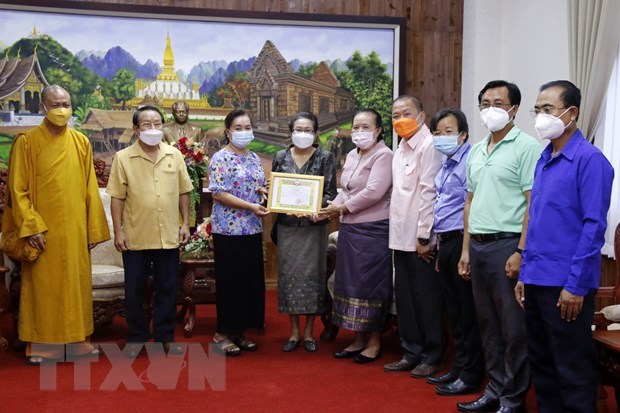COVID-19 : don de bouddhistes vietnamiens au Laos pour les personnes en difficulte hinh anh 1