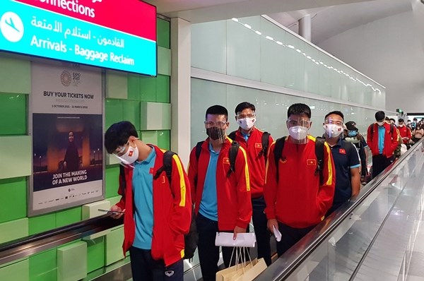 Le Vietnam arrive aux Emirats Arabes Unis pour se preparer a un match contre la Chine hinh anh 1